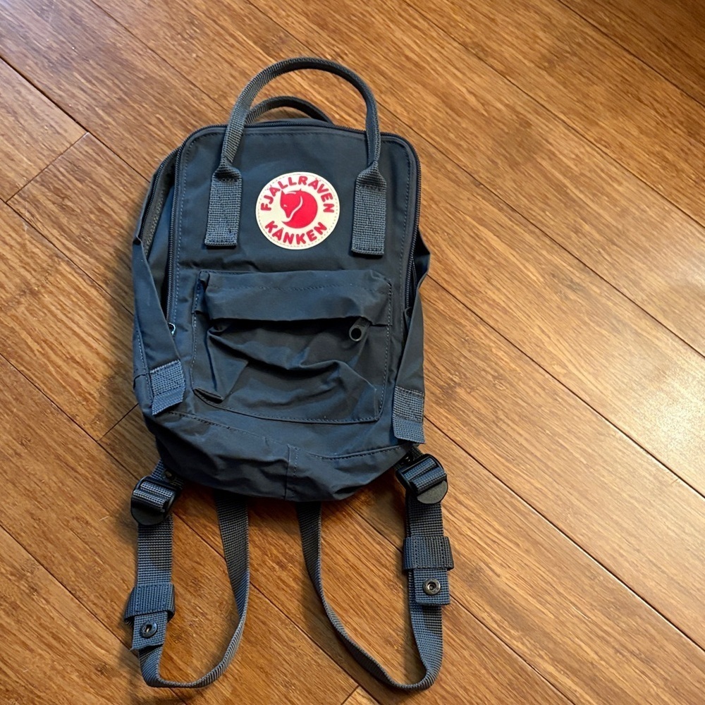 FjallRaven Kanken Classic Backpack - Dark Blue/gray / zip closure